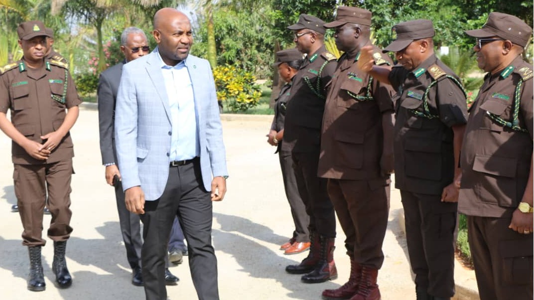 Waziri wa Mambo ya Ndani ya Nchi Mhe. Mhandisi Hamad Masauni, akisalimiana na Maafisa Waandamizi wa Jeshi la Magereza